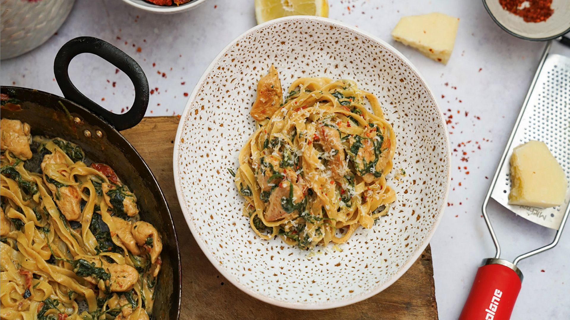Tagliatelle mit Hühnchen-Sahne Sauce