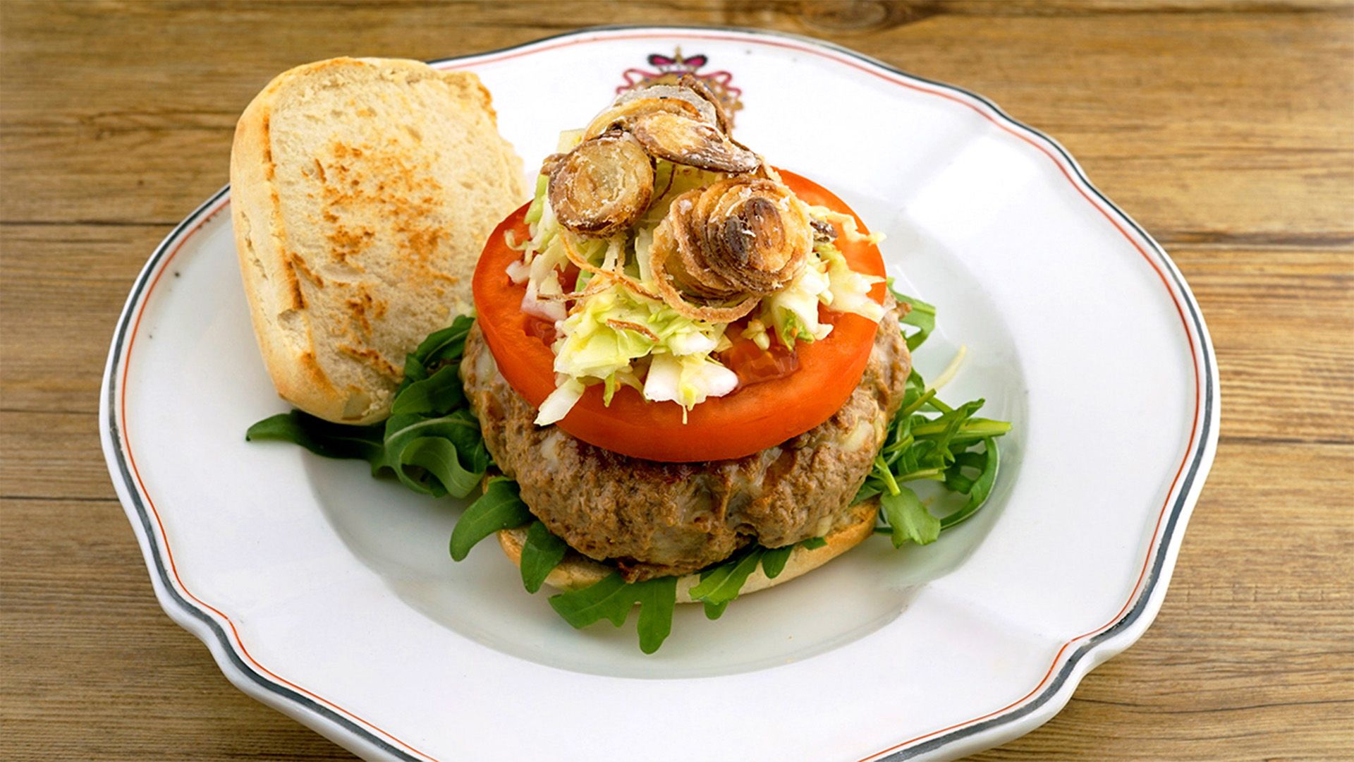 Cheeseburger mit Krautsalat und frittierten Schalotten