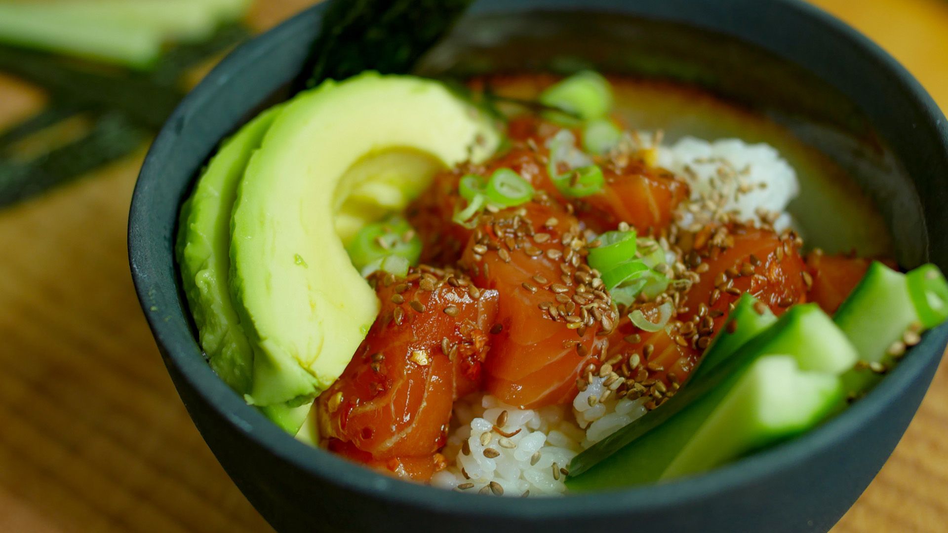 Poke Bowl Rezept mit Lachs - So schmeckt Hawaii