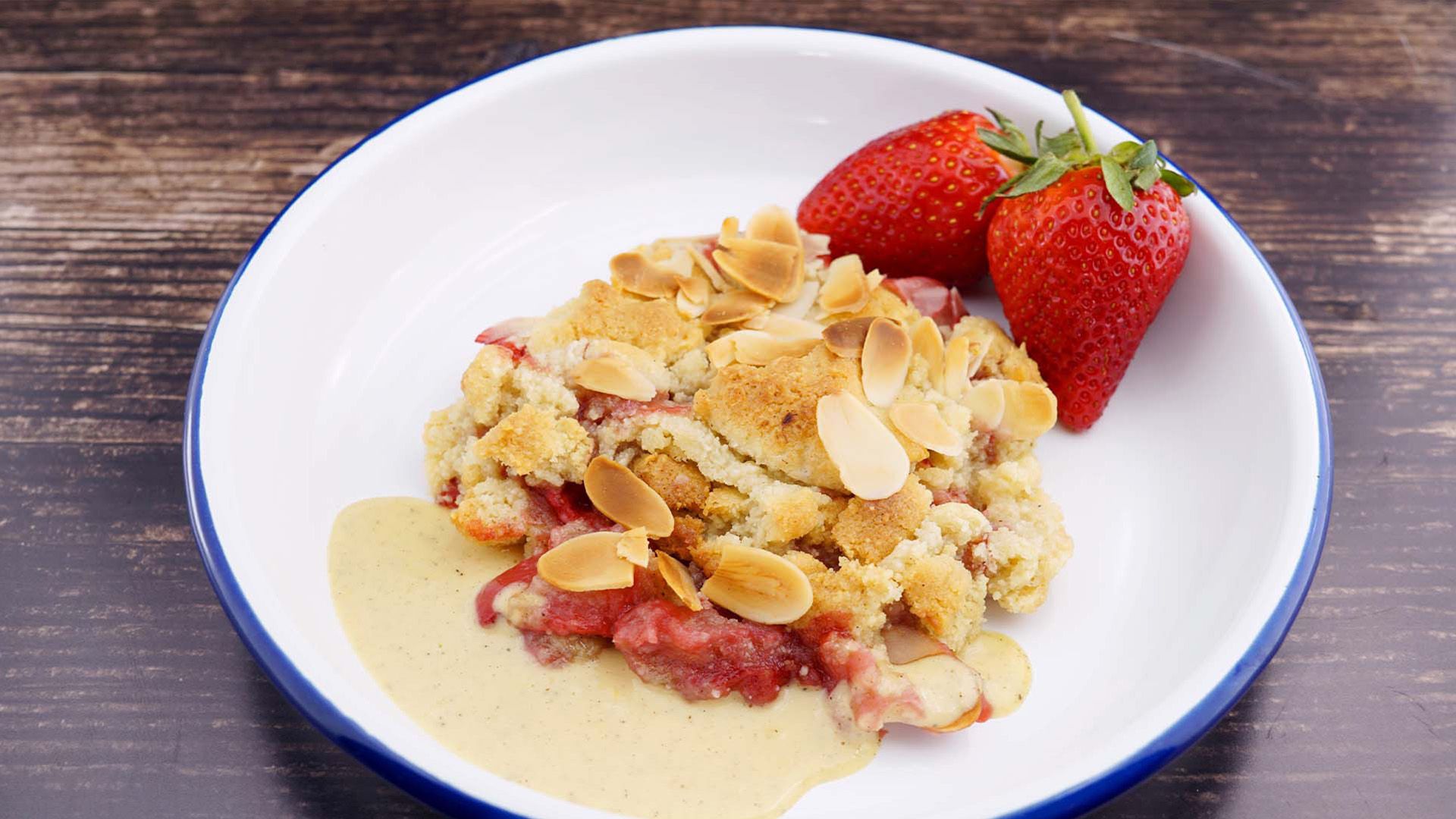 Erdbeercrumble mit Mandelsauce