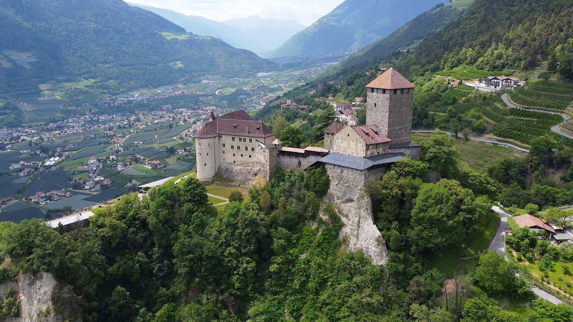 Der Passeirer Radweg mit Schloss Tirol