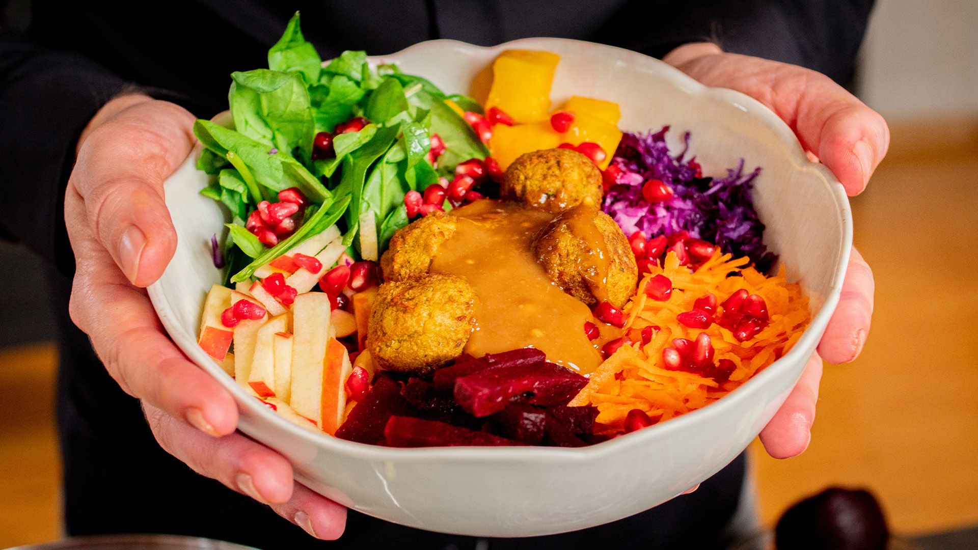 Diese Bowl mit Erdnuss-Soße esse ich jede Woche