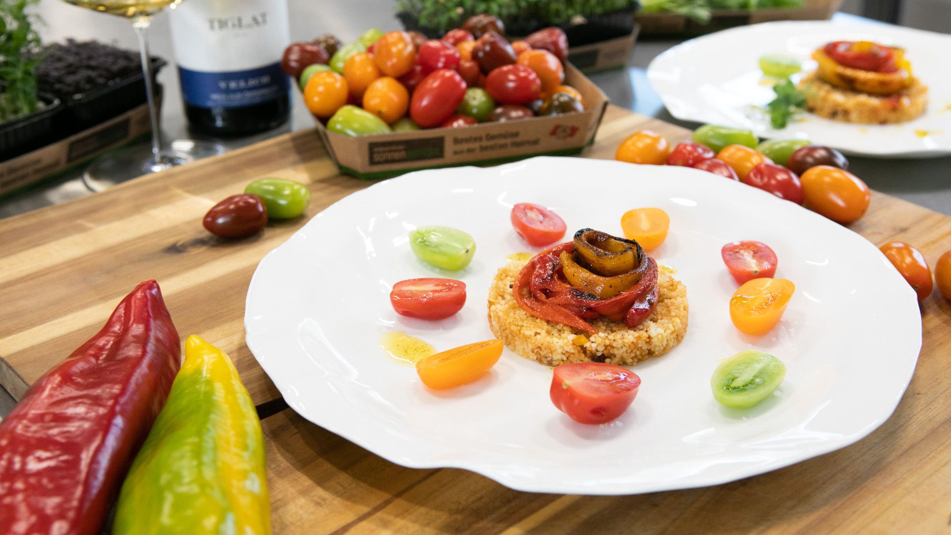 Paprikablume mit Couscous und Cherry-Tomaten