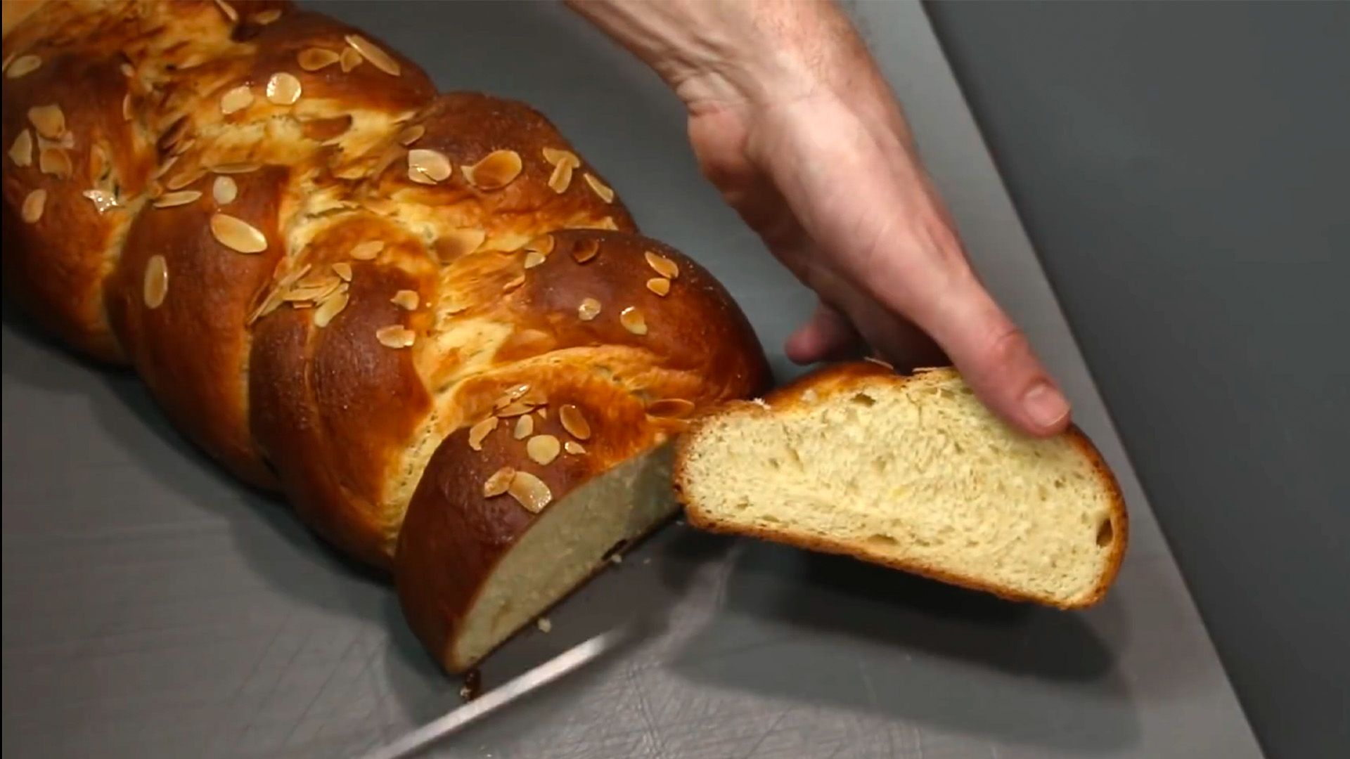 Hefezopf mit Rosinen und Mandeln
