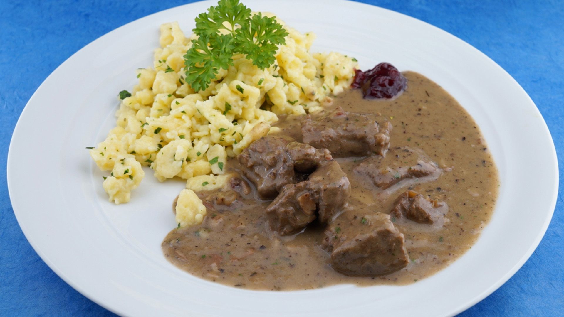 Hirschragout mit Kräuternockerln