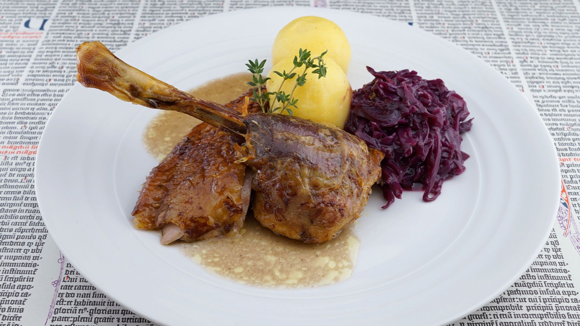 Gansl mit Rotkraut und Erdäpfelknödeln