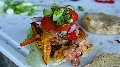 Cook out - draußen auf'kocht! Cook out - draußen auf'kocht! - Staffel 1 Folge 14: Deltaburger mit Pulled Chicken of the Woods und Feigenchutney
