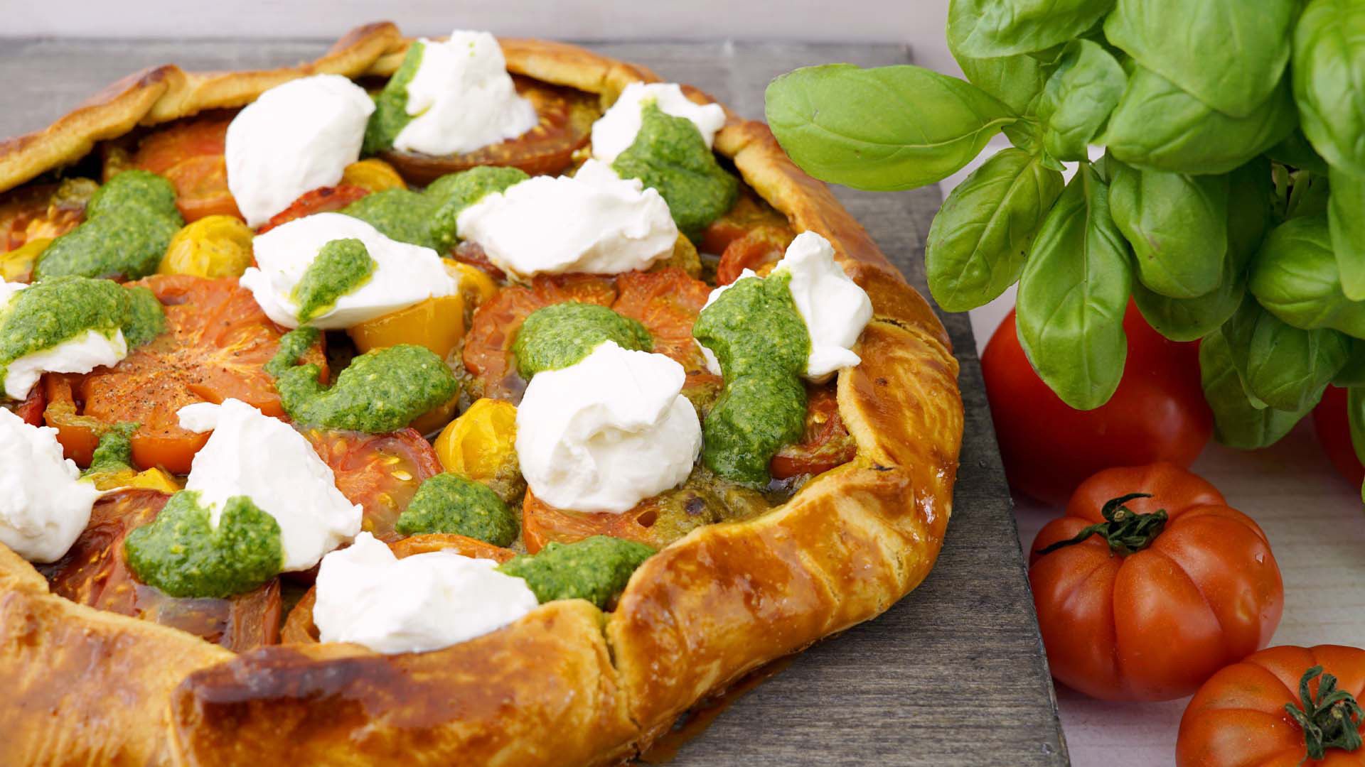 Tomaten-Galette mit Ziegenfrischkäse und Basilikumpesto