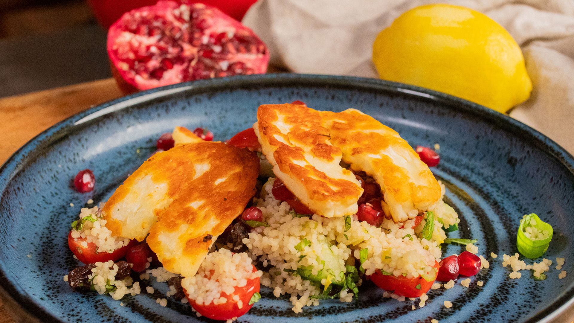 Geniale Kombi! Couscous Salat mit gebratenem Halloumi