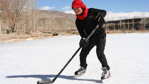 Planet Weltweit Planet Weltweit - Staffel 16 Folge 4: Eishockey - Mädchentraum im Himalaya