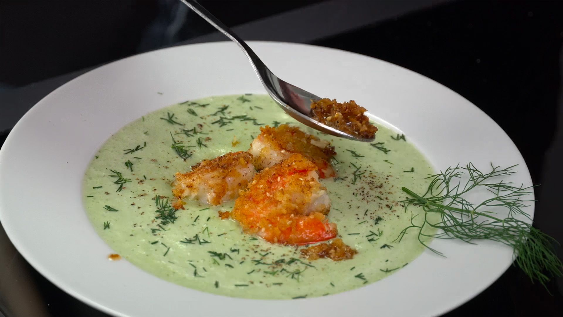 Geeiste Gurkensuppe mit Dill und Knuspergarnelen