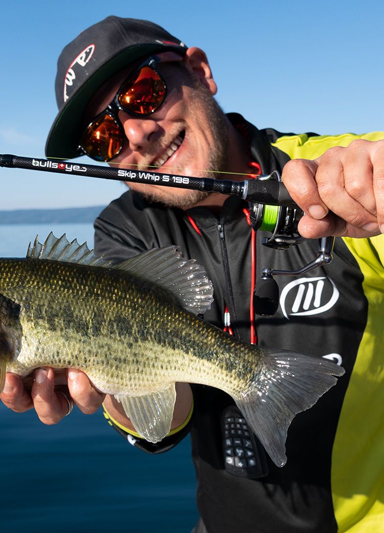 Techniken zum Schwarzbarschangeln unter der Oberfläche