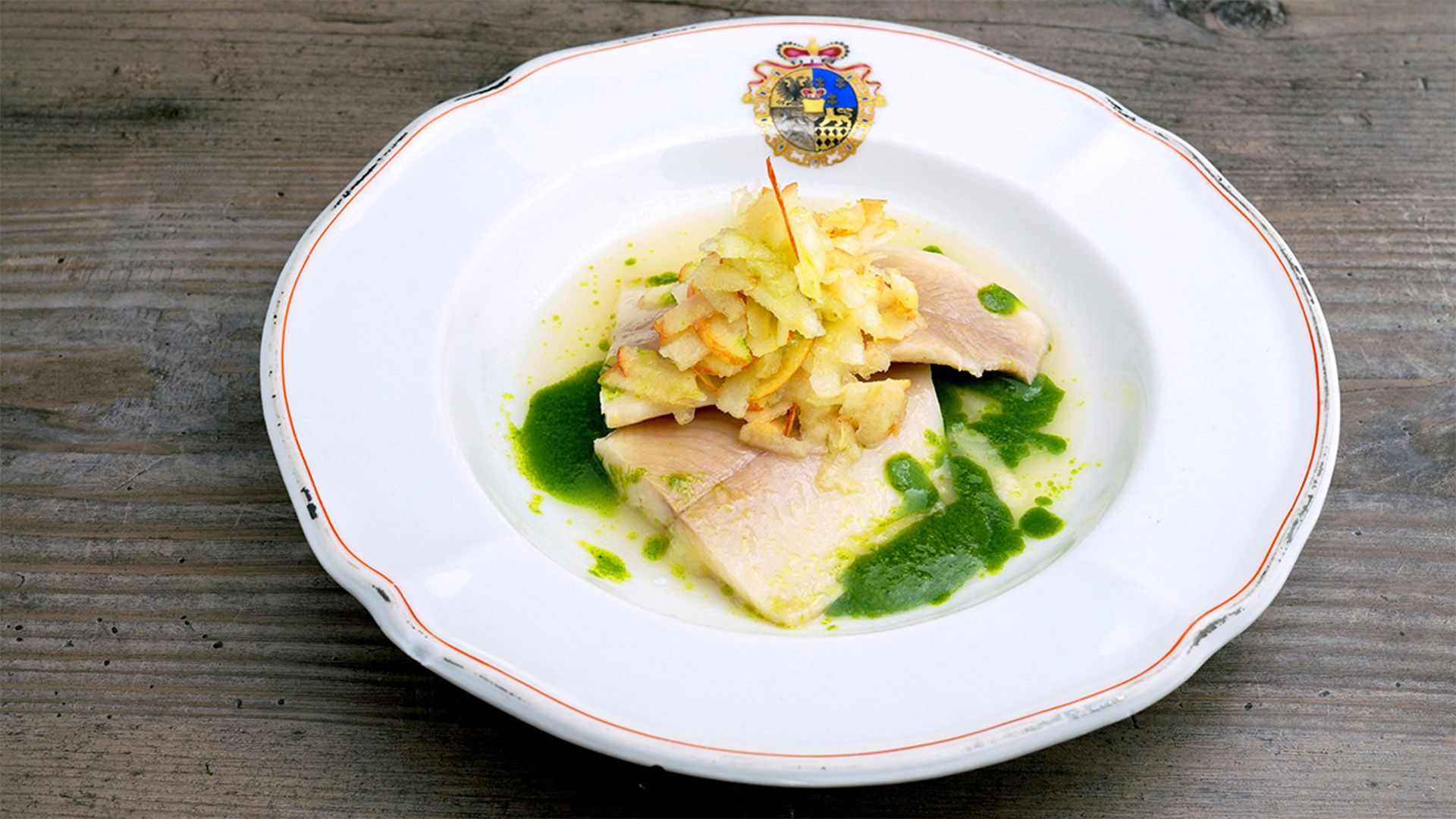 Blanchierte Forelle mit Quitte, Apfel und Petersilie