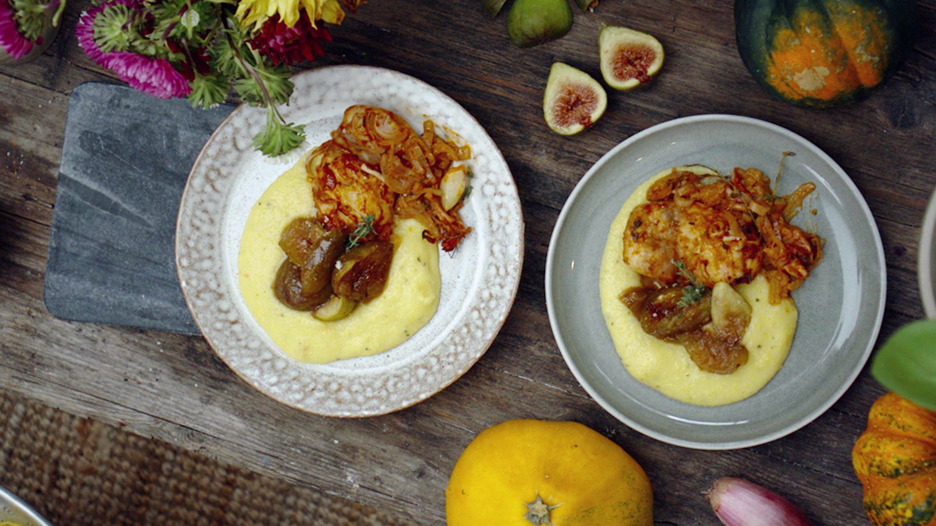 Feigen-Polenta und mit Dijon-Schalotten Hendl