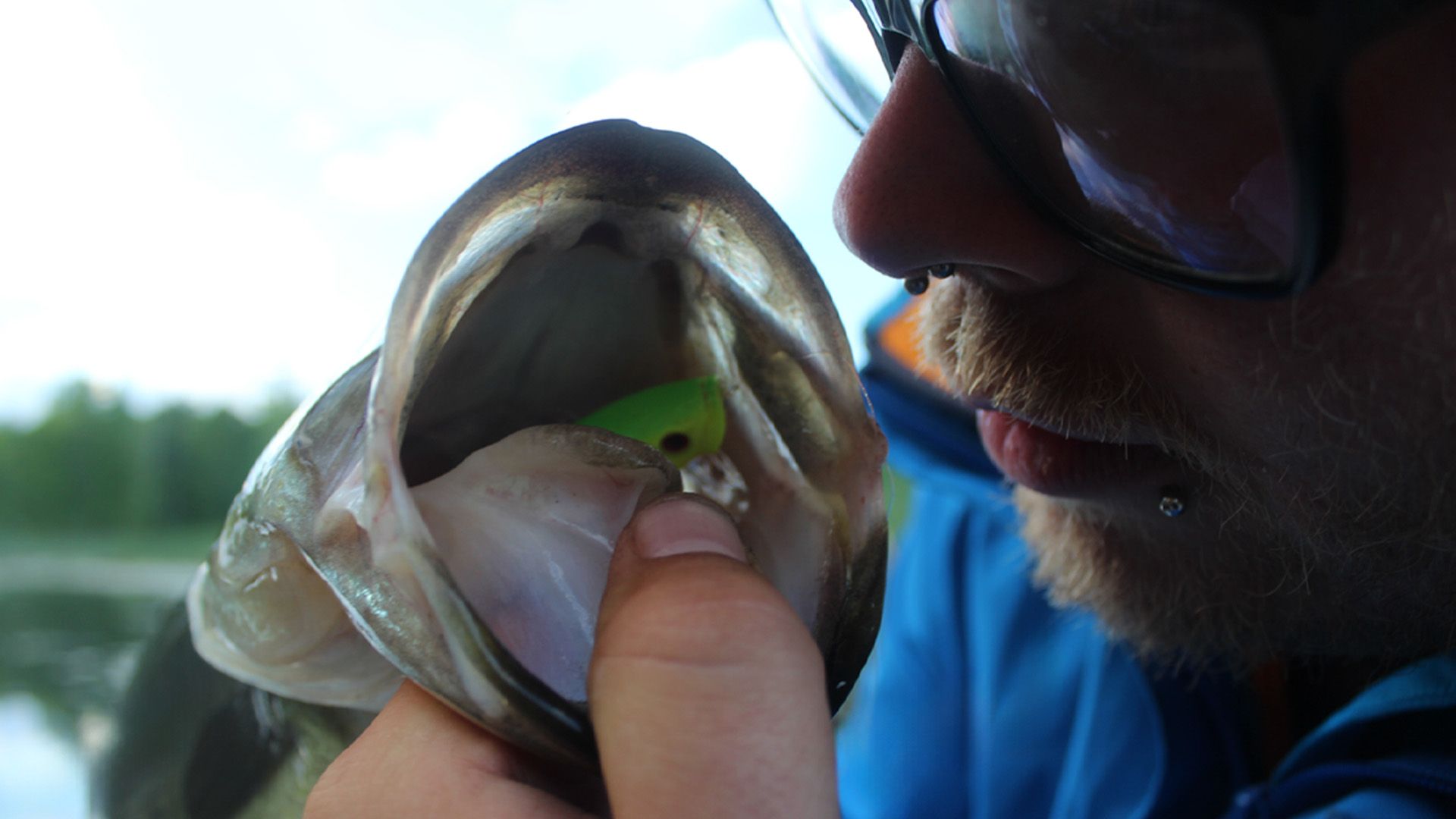 Fliegende Schwarzbarsche und Topwater Hechte