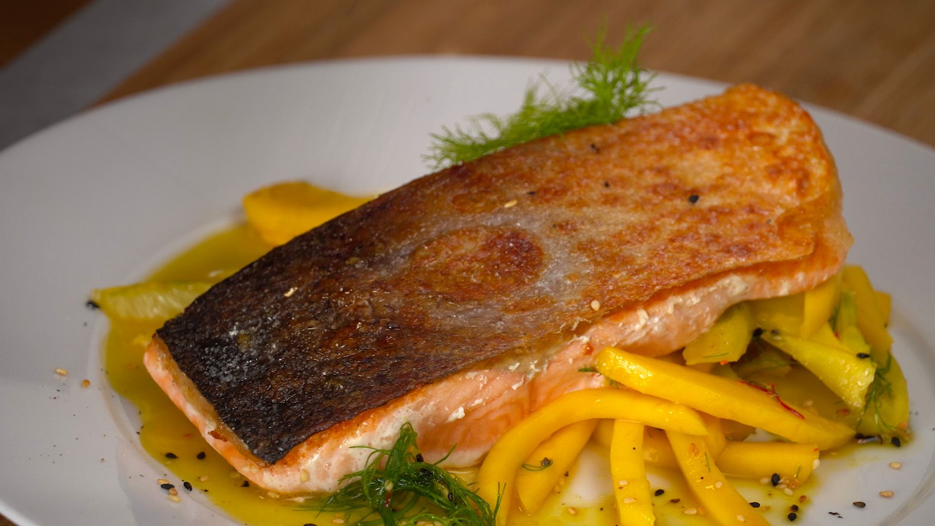 Knuspriger Lachs mit Mango-Fenchel Salat