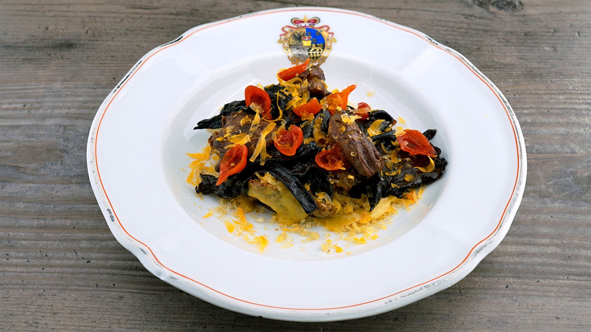 Topinambur mit Butterbrösel, Hollandaise, Herbsttrompeten und gebratenem Wildhasenherz