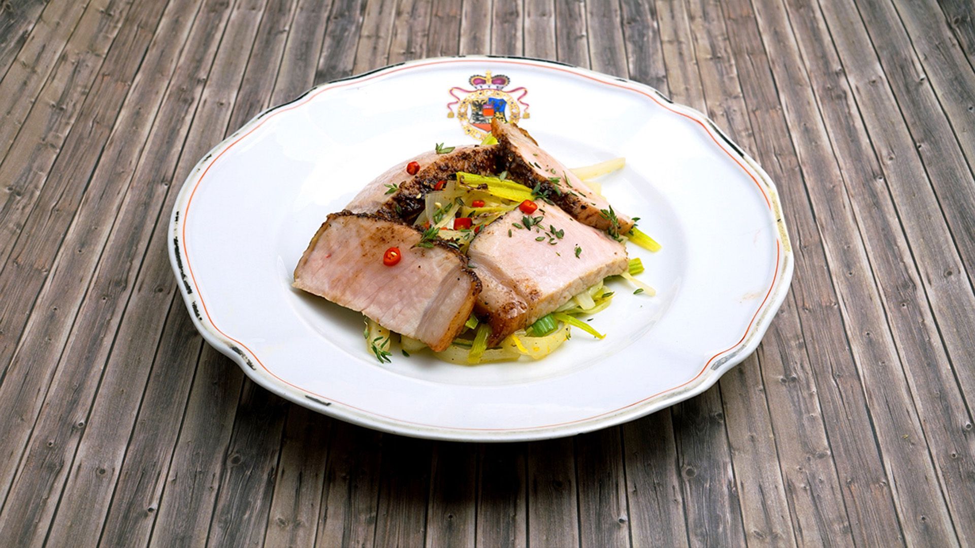 Fette Sau mit Schokolade-Marinade und glasiertem Bierradi