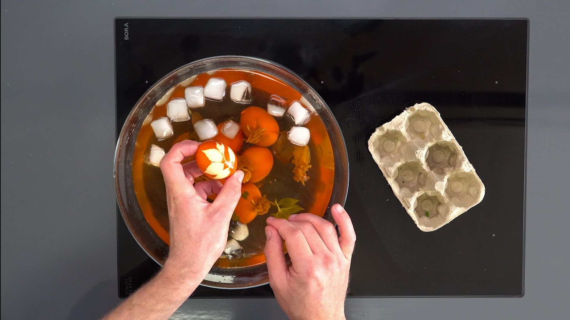 Ostereier mit Zwiebelschalen Färben