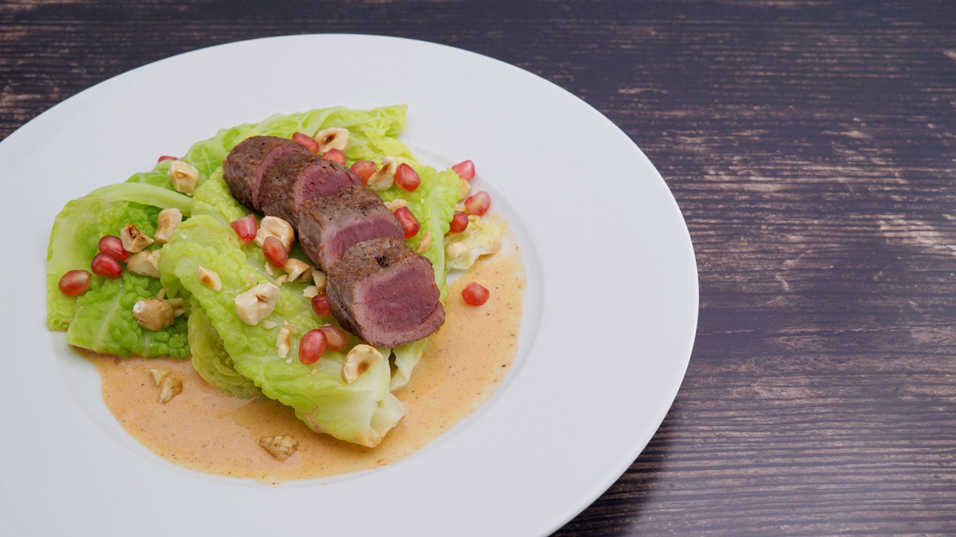 Hasenrücken mit Kohl und Granatapfel