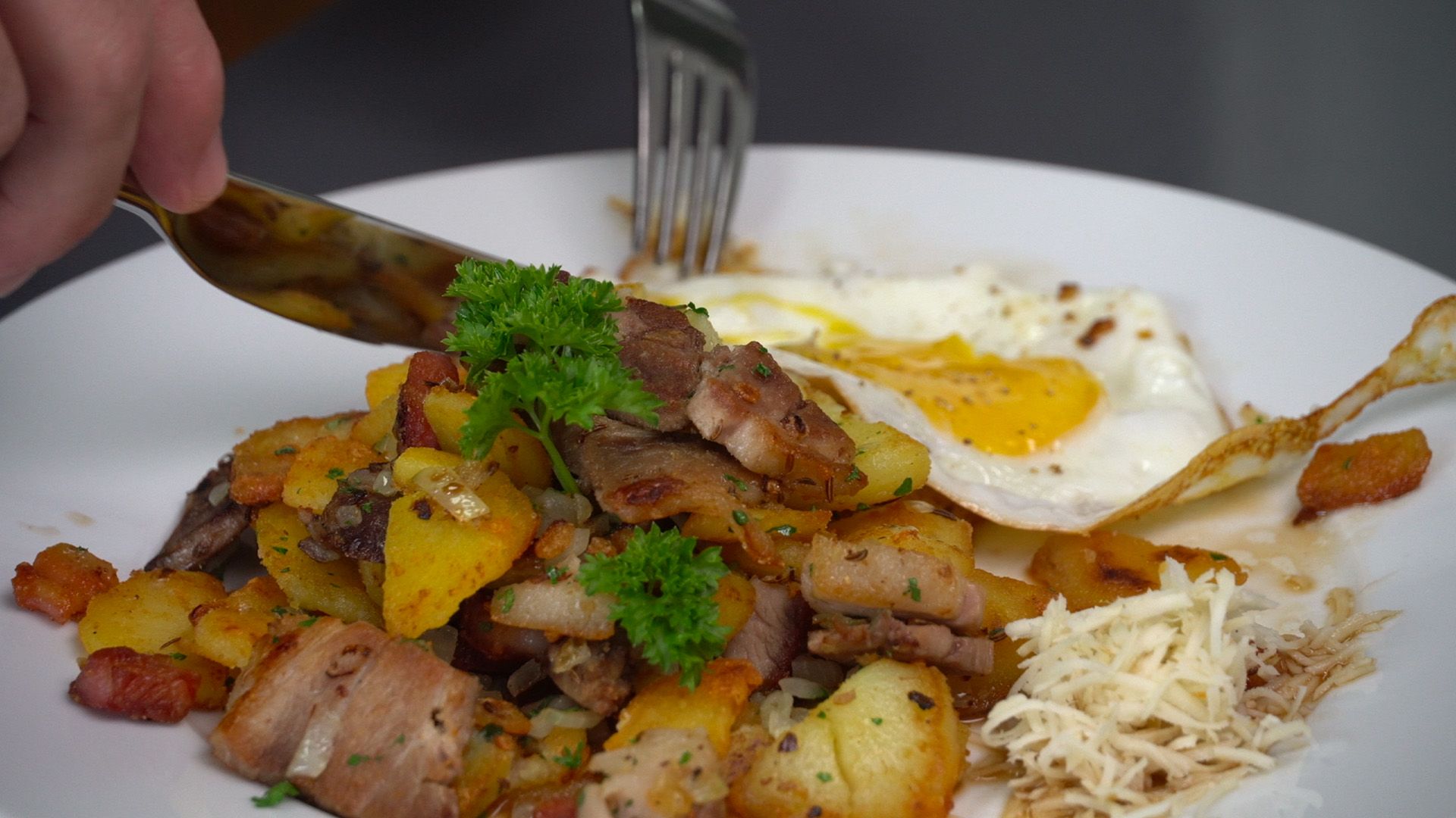 Tiroler Gröstel mit Speck und Spiegelei