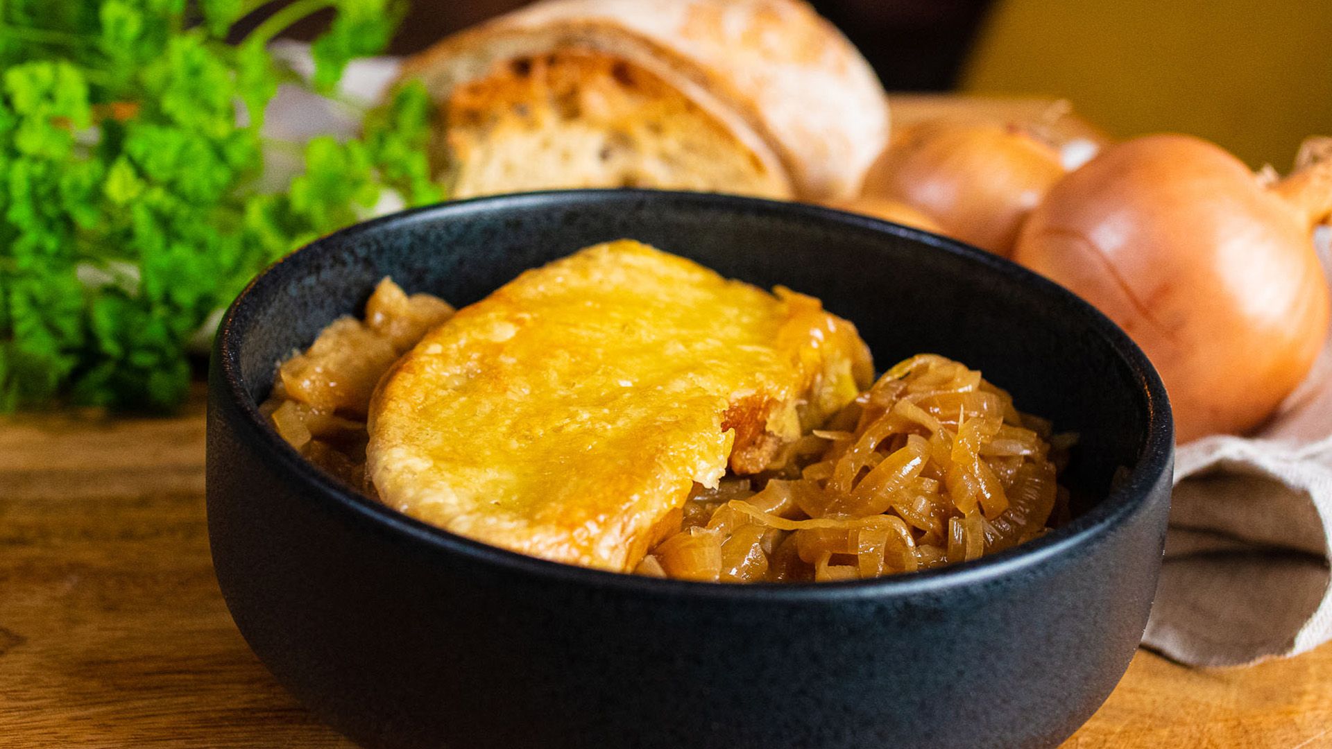 Französische Zwiebelsuppe mit Käse