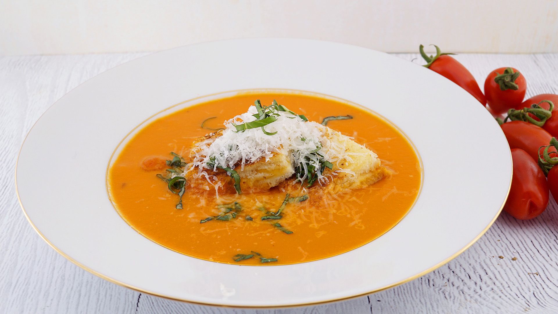 Tomatensuppe mit gefüllten Käse-Croutons