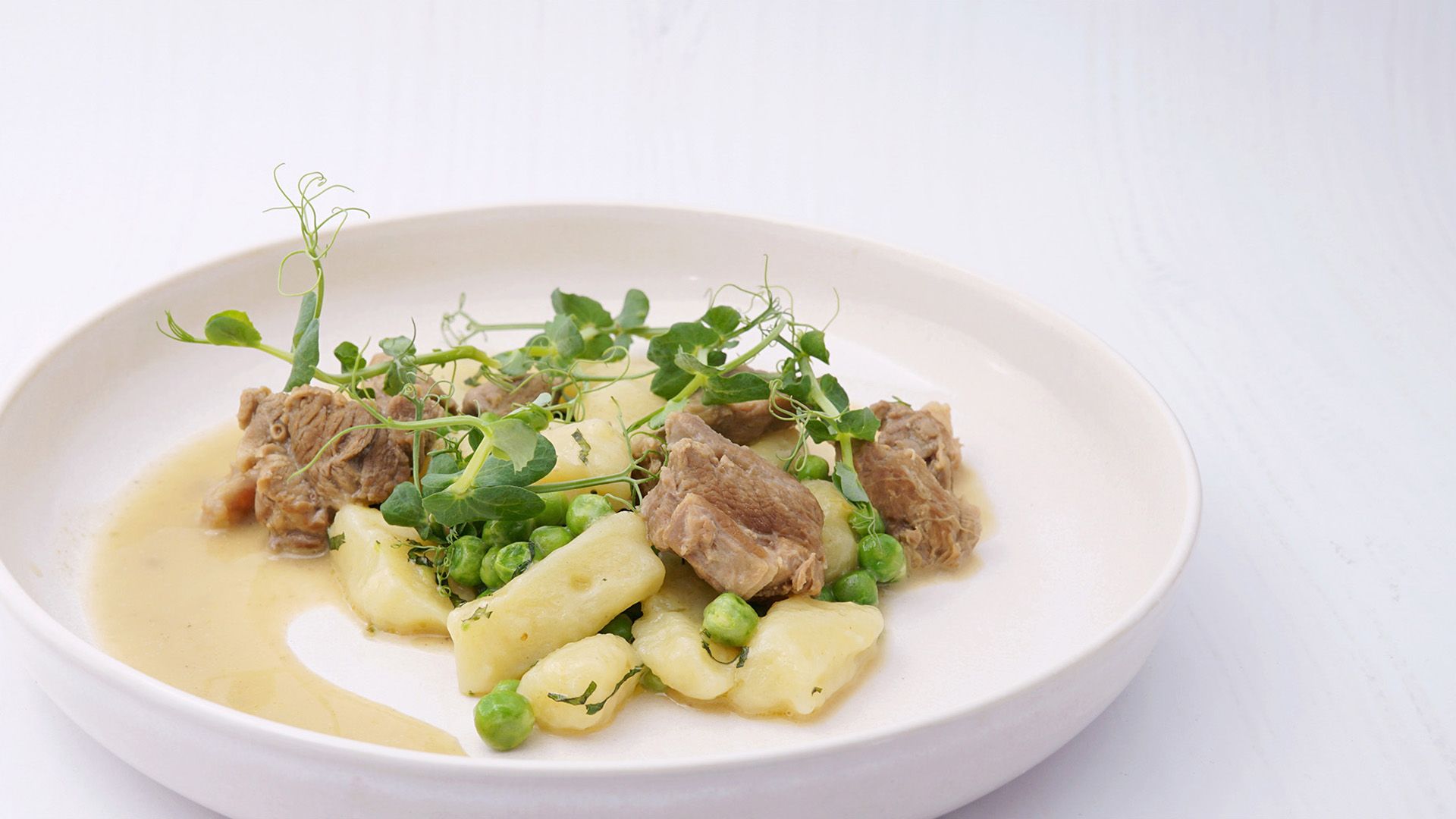 Helles Lammragout mit Gnocchi und Erbse