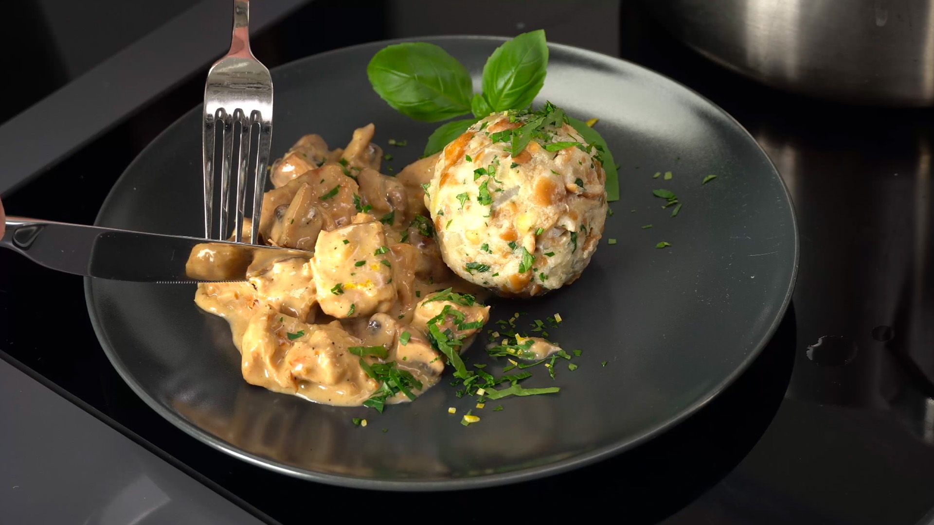 Kalbsrahmgulasch mit Breznknödeln