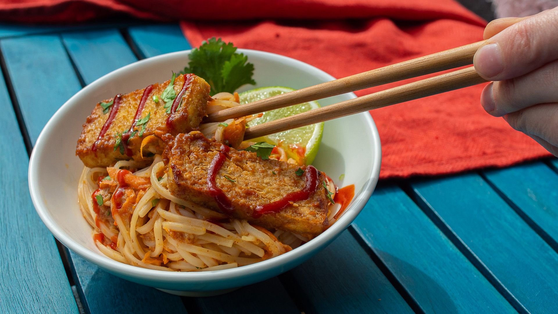 Asiatischer Nudelsalat mit Erdnuss-Sauce
