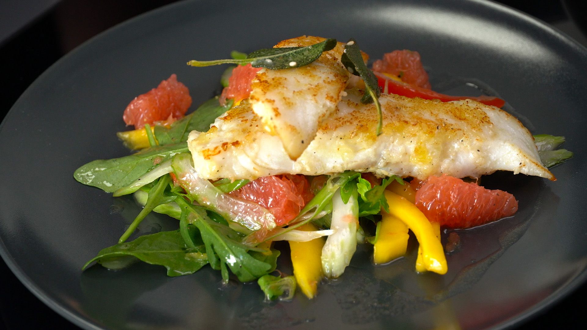 Sommersalat mit knusprigen Sesam-Fisch