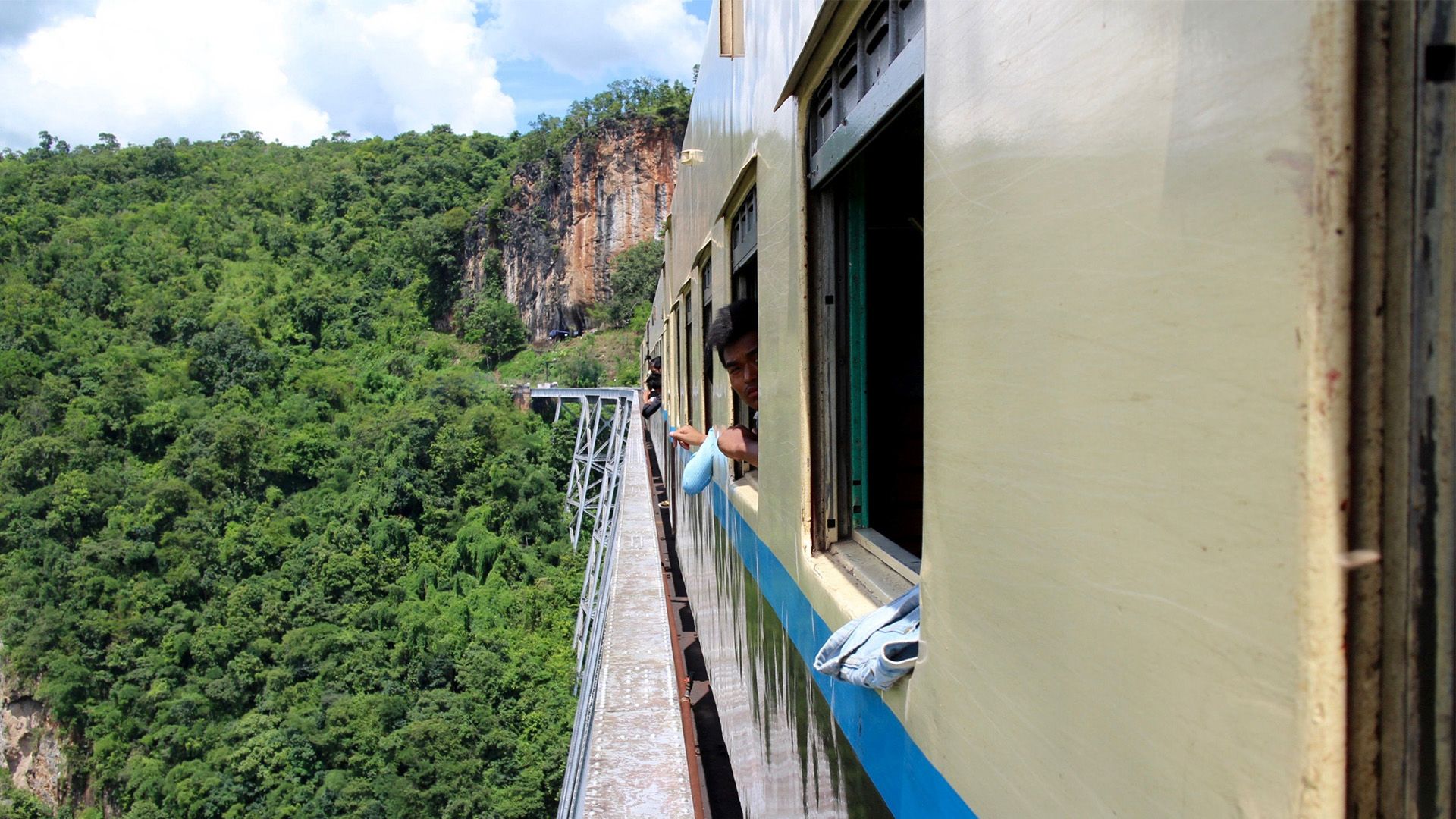 Myanmar - Per Zug durch die Zeit