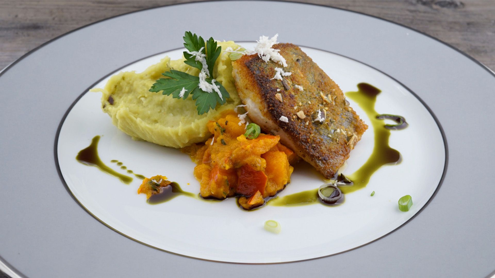 Knusprig gebratenes Saiblingsfilet mit Erdäpfel-Krenpüree und Kürbiskernöl