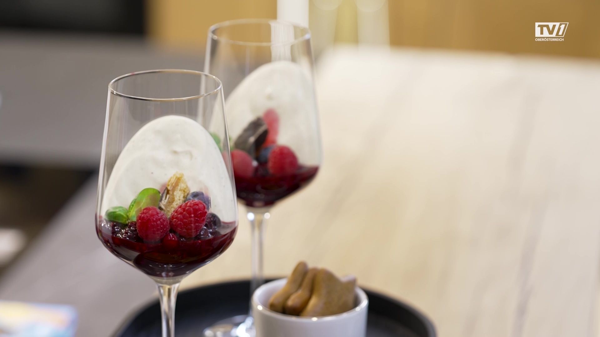 Weißes Cappucinomousse im Schokoladespitz