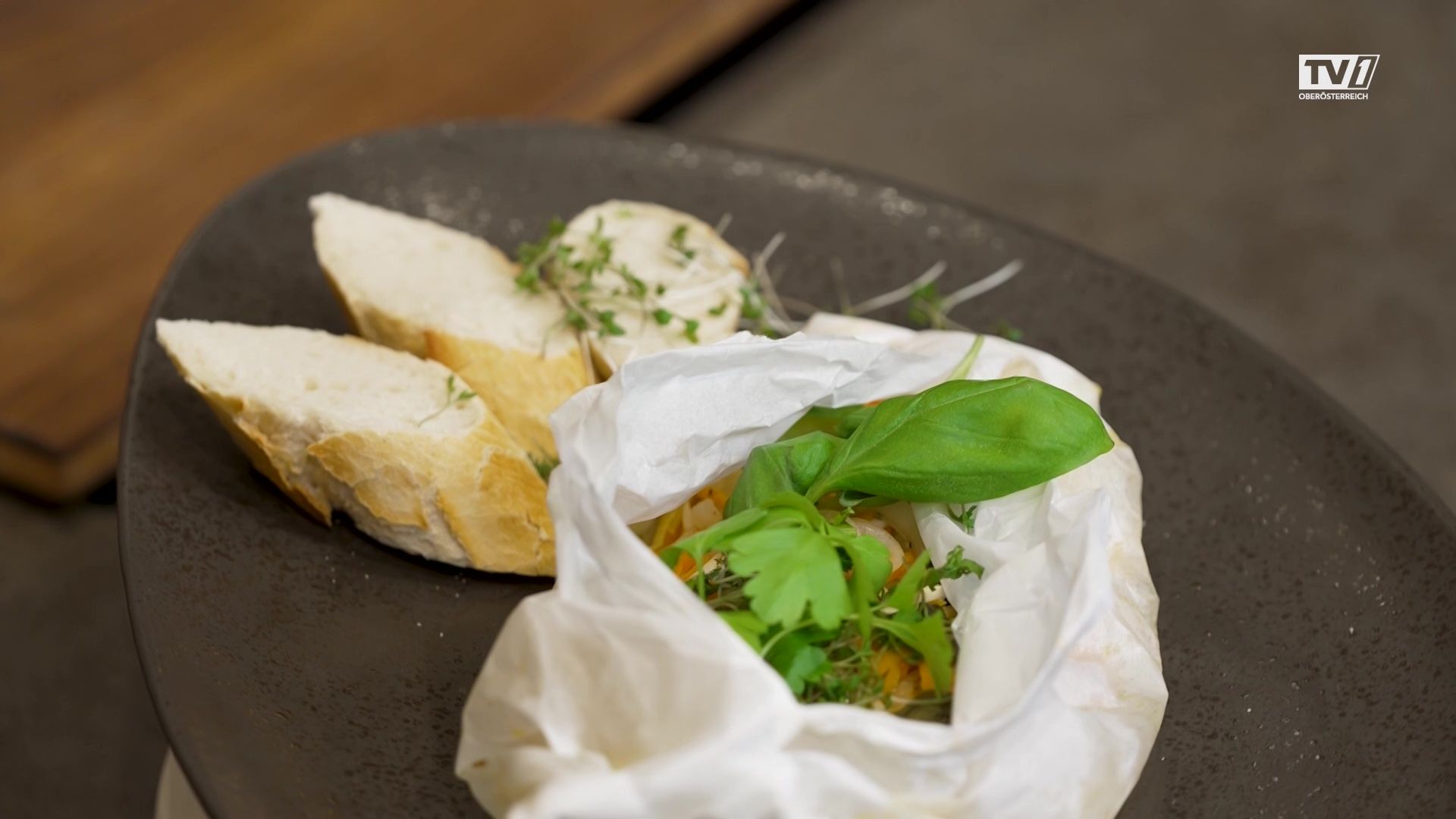 Gedämpftes Forellenfilet im Wurzelgemüsemantel