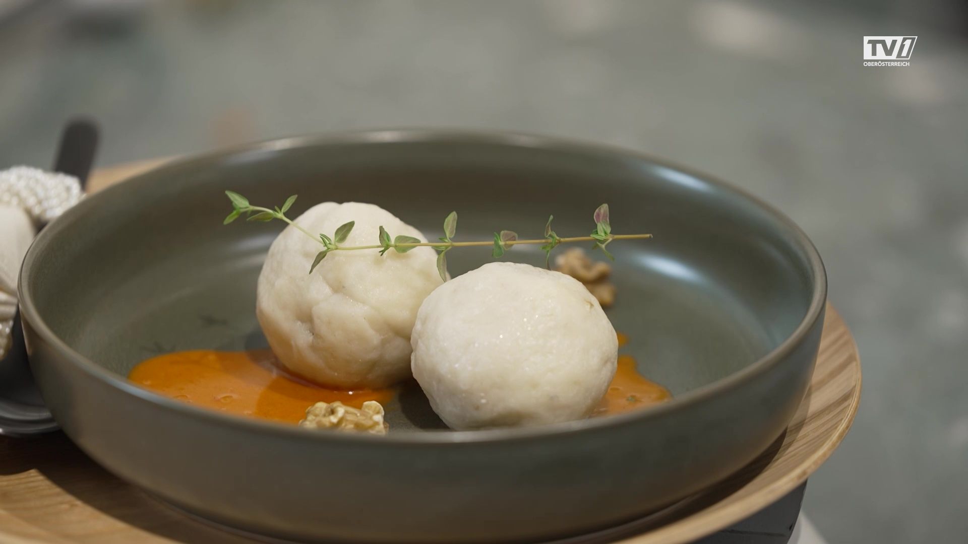 Käse-Nussknödel mit Curryschaum