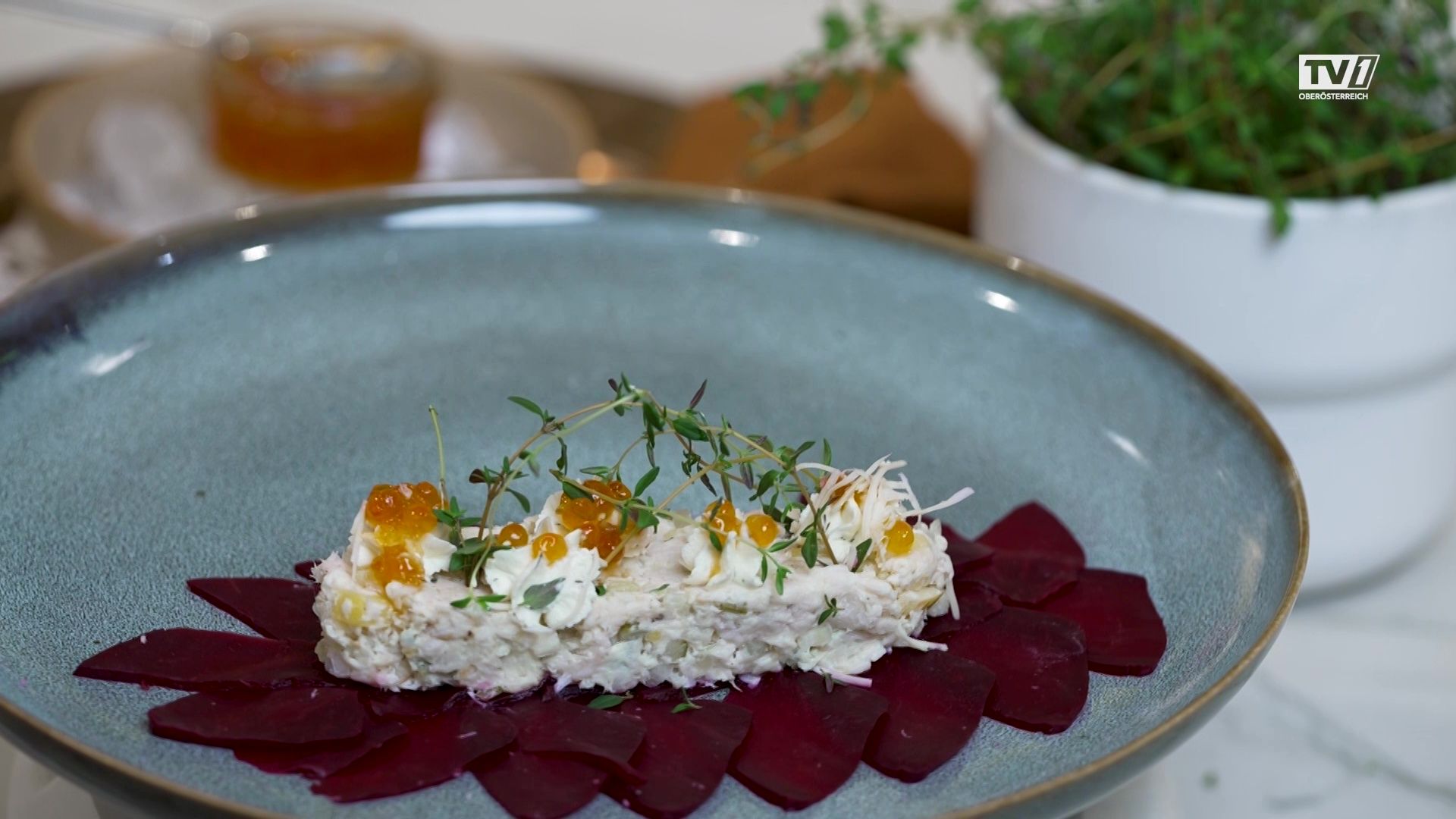 Räucherforellentatare auf Rote Rübencarpaccio