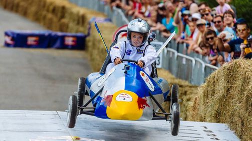 Red Bull Seifenkistenrennen Red Bull Seifenkistenrennen - 2015 Folge 1: Red Bull Seifenkistenrennen - S3 E1