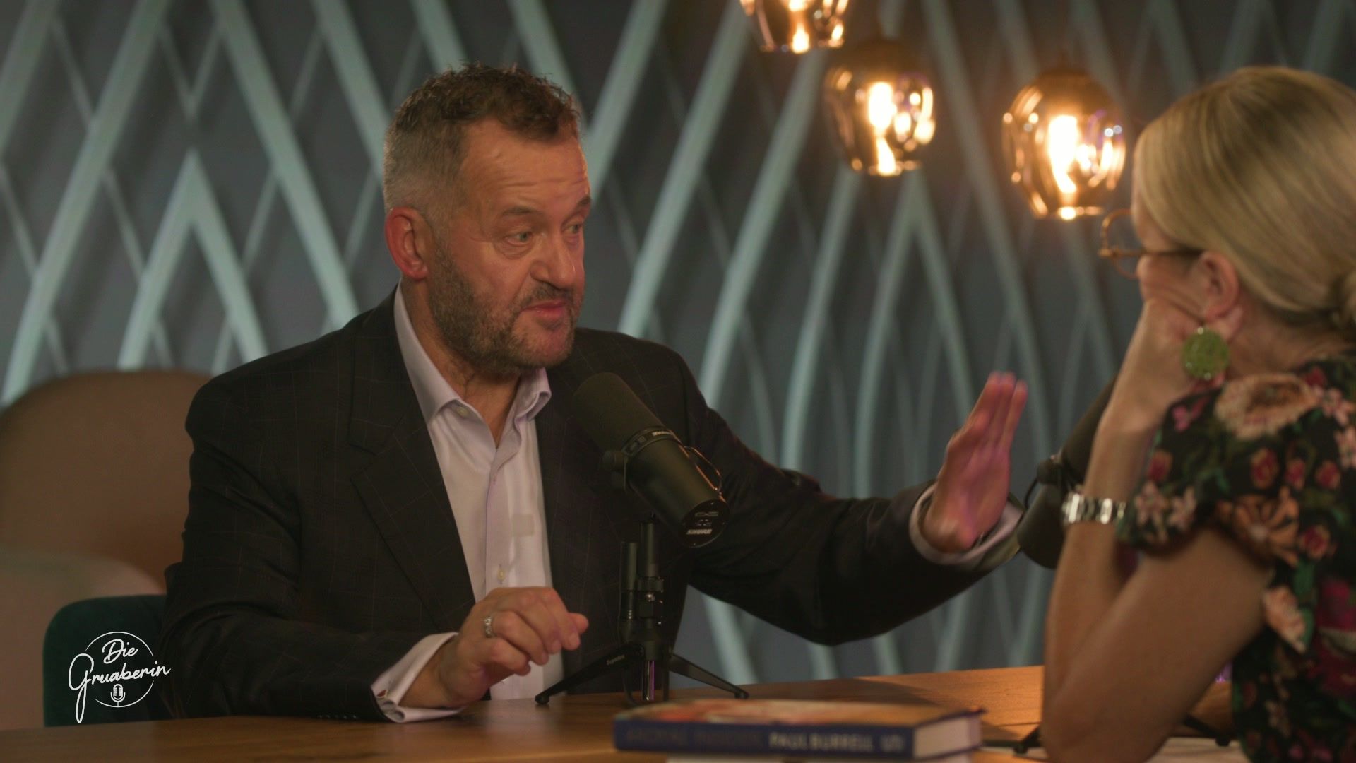 Monika Gruber and Paul Burrell: About his years as butler to Queen Elizabeth II. and Princess Diana, offering personal insights into the British royal family, including Prince Harry and his wife Meghan, King Charles and Queen Camilla.
