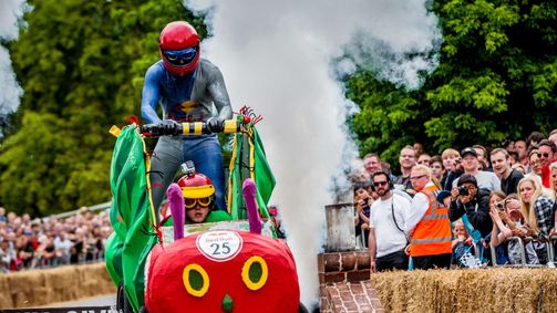 Red Bull Seifenkistenrennen Red Bull Seifenkistenrennen - 2015 Folge 4: Red Bull Seifenkistenrennen - S3 E4