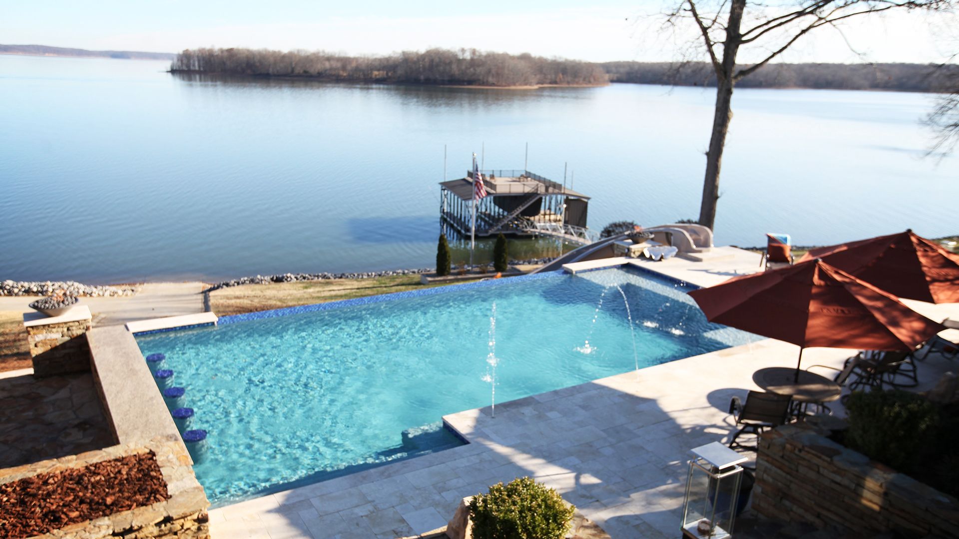 Infinity-Pool am See