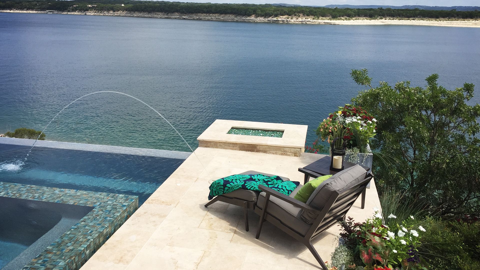 Luxuspool mit Seeblick