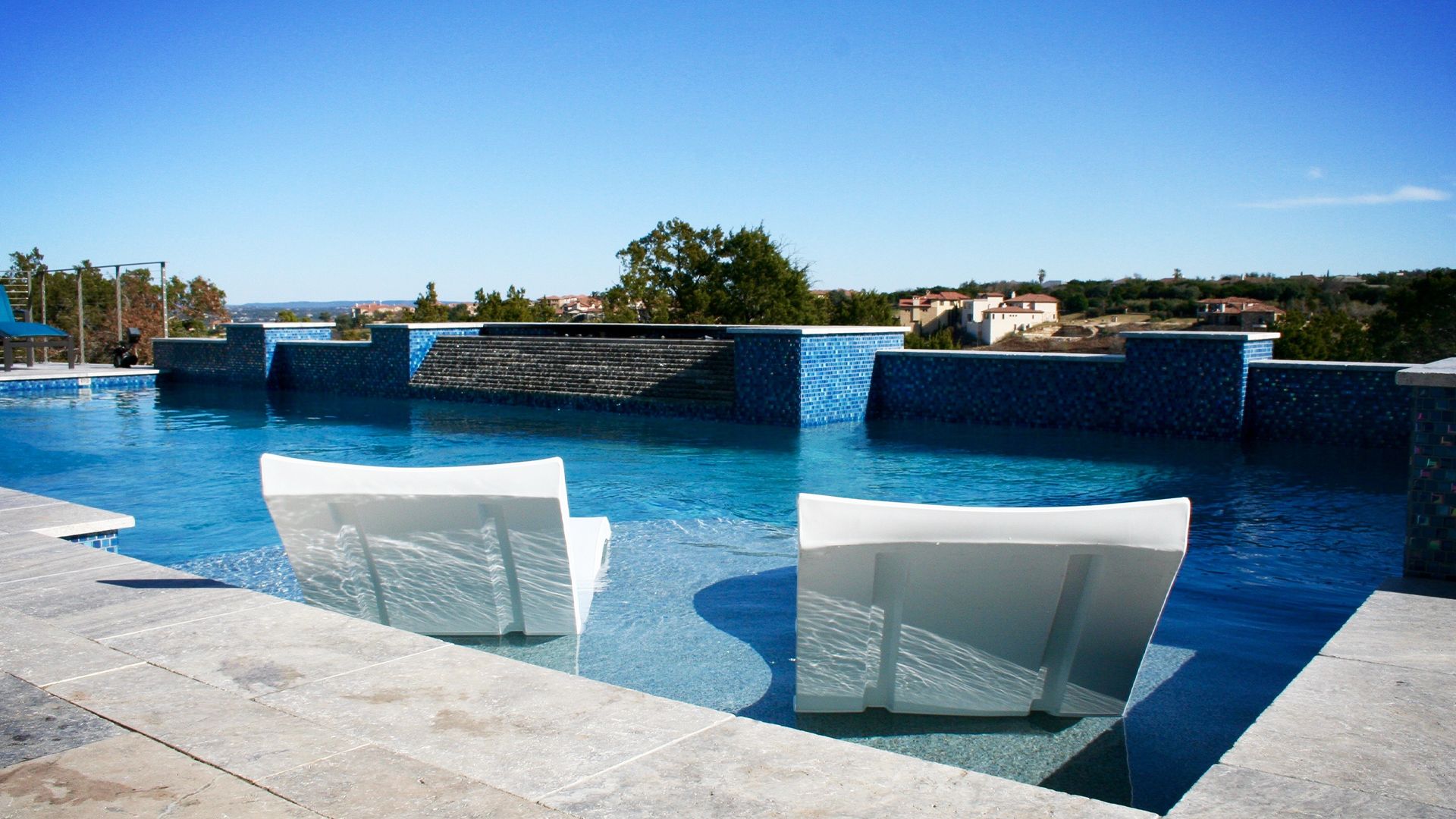 Ein Pool in luftiger Höhe