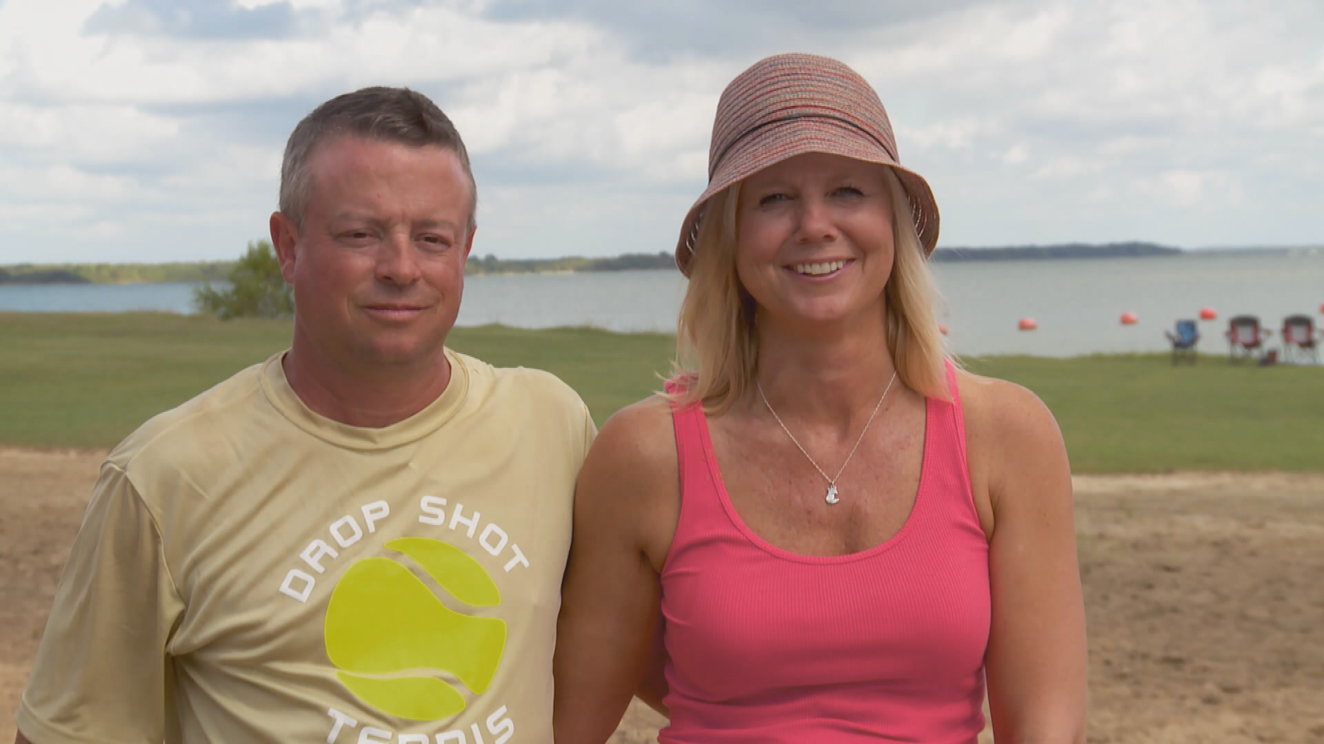 Sandburg, Sonne, Steg und See
