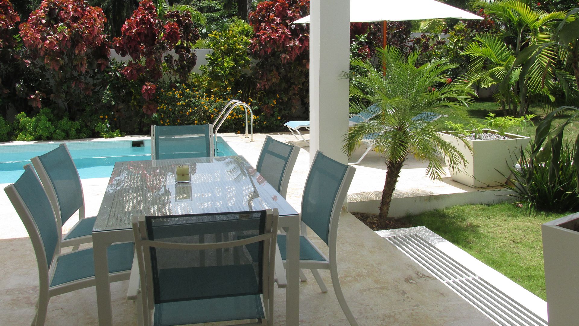 Clean, modern, mit Meerblick