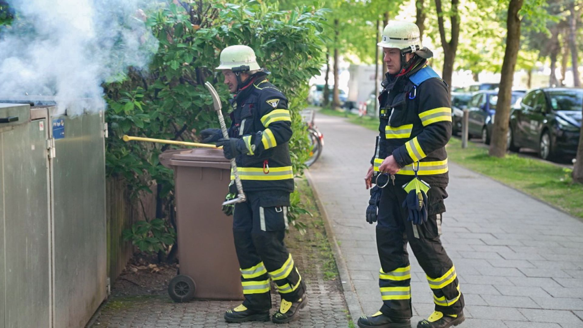 SUV fährt in Haltestelle