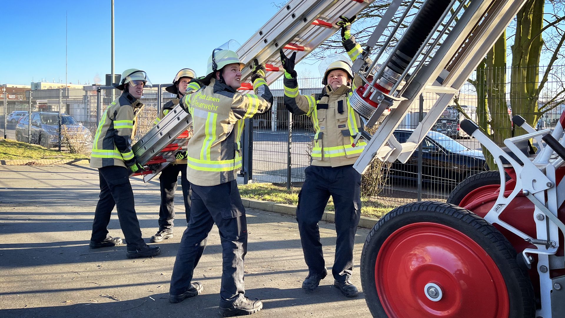 Lagerhalle in Vollbrand