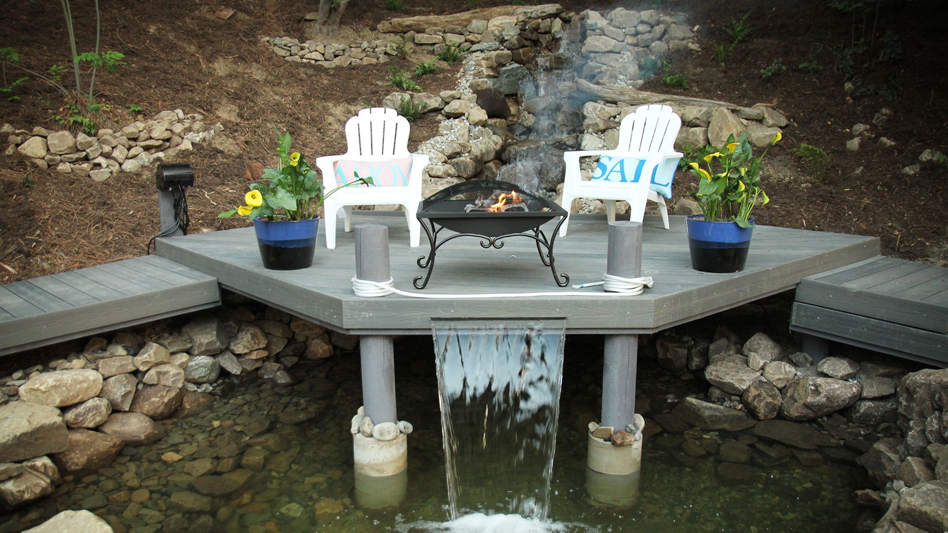 Im Garten mit Wasserfall