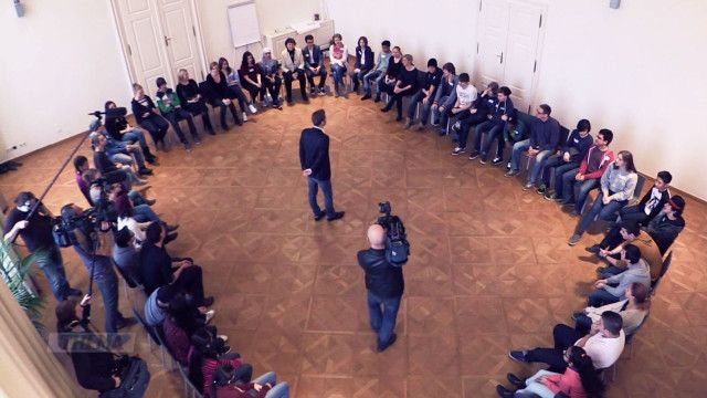 Das erste Zusammentreffen der Jugendlichen