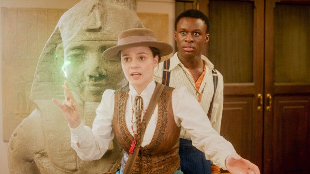 Theodosia: Was hast du für große Zähne?